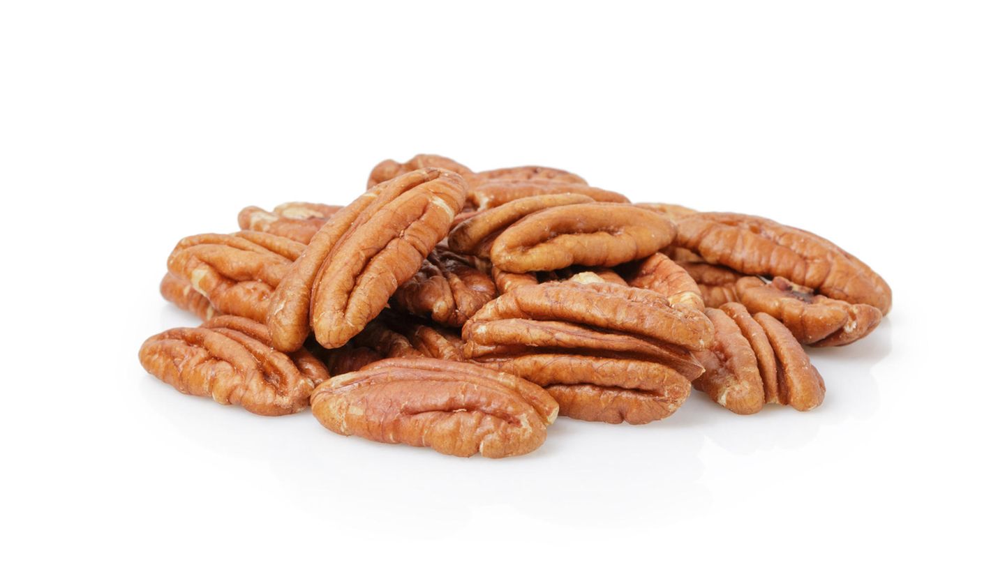 Steckbrief Pekanuss  Bezogen auf jeweils 100 Gramm:  Kalorien: 703 kcal; Fett: 72 Gramm; Eiweiß: 9 Gramm; Ballaststoffe: 10 Gramm  Pekanüsse sind reich an Zink. Der Mineralstoff ist unentbehrlich für Haut und Haare, fördert die Wundheilung und unterstützt das Immunsystem.