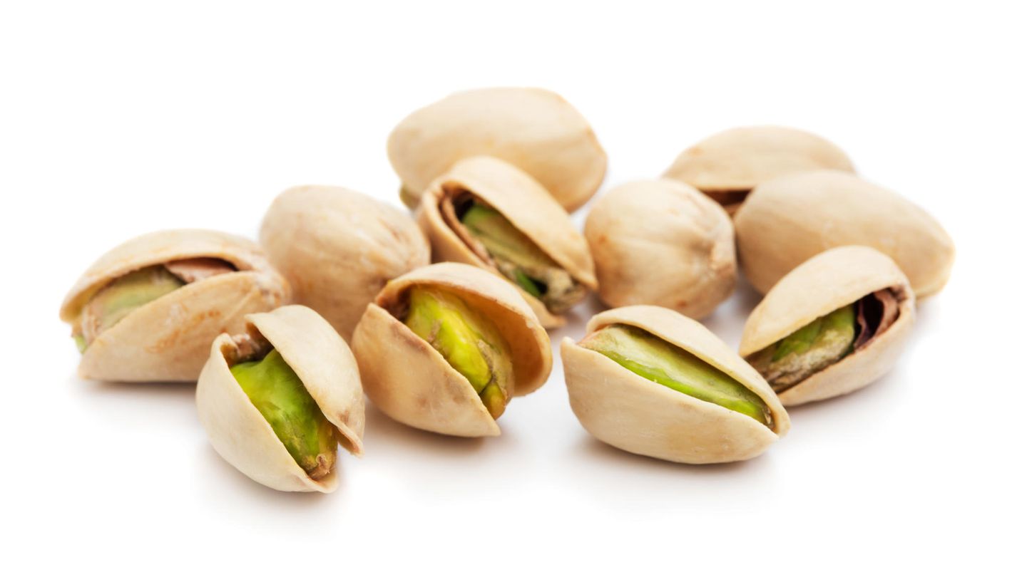 Gut zu wissen: Steckbrief Pistazie Bezogen auf jeweils 100 Gramm - Kalorien: 581 kcal; Fett: 52 Gramm; Eiweiß: 18 Gramm; Ballaststoffe: 11 Gramm Pistazien enthalten Vitamin E, B-Vitamine und reichlich Eisen. Das Spurenelement ist für den Sauerstofftransport im Körper verantwortlich. Ein Mangel kann sich mit Müdigkeit und/oder Haarausfall bemerkbar machen. Steckbrief Pistazie Bezogen auf jeweils 100 Gramm - Kalorien: 581 kcal; Fett: 52 Gramm; Eiweiß: 18 Gramm; Ballaststoffe: 11 Gramm Pistazien enthalten Vitamin E, B-Vitamine und reichlich Eisen. Das Spurenelement ist für den Sauerstofftransport im Körper verantwortlich. Ein Mangel kann sich mit Müdigkeit und/oder Haarausfall bemerkbar machen.