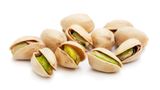 Steckbrief Pistazie  Bezogen auf jeweils 100 Gramm - Kalorien: 581 kcal; Fett: 52 Gramm; Eiweiß: 18 Gramm; Ballaststoffe: 11 Gramm  Pistazien enthalten Vitamin E, B-Vitamine und reichlich Eisen. Das Spurenelement ist für den Sauerstofftransport im Körper verantwortlich. Ein Mangel kann sich mit Müdigkeit und/oder Haarausfall bemerkbar machen.