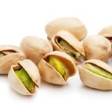 Steckbrief Pistazie  Bezogen auf jeweils 100 Gramm - Kalorien: 581 kcal; Fett: 52 Gramm; Eiweiß: 18 Gramm; Ballaststoffe: 11 Gramm  Pistazien enthalten Vitamin E, B-Vitamine und reichlich Eisen. Das Spurenelement ist für den Sauerstofftransport im Körper verantwortlich. Ein Mangel kann sich mit Müdigkeit und/oder Haarausfall bemerkbar machen.