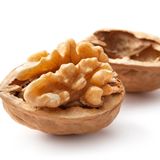 Steckbrief Walnuss  Bezogen auf jeweils 100 Gramm: Kalorien: 662 kcal; Fett: 62 Gramm; Eiweiß: 14 Gramm; Ballaststoffe: 6 Gramm  Wegen ihrer Form hieß es früher immer, sie seien gut für das Gehirn. Das könnte aufgrund des hohen Vitamin B6-Gehalts sogar stimmen. Außerdem stecken in Walnüssen Folsäure, Zink und Eisen.