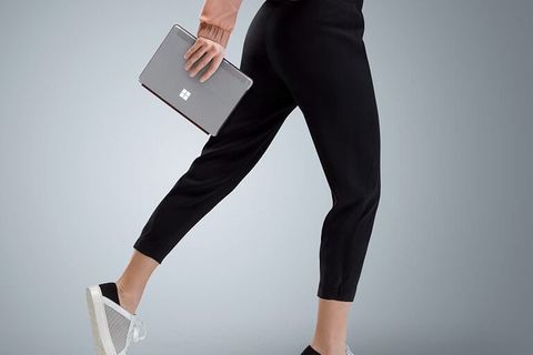 Das Surface Go wiegt 520 Gramm und kann mit einer passenden Tastaturhülle aufgemotzt werden.