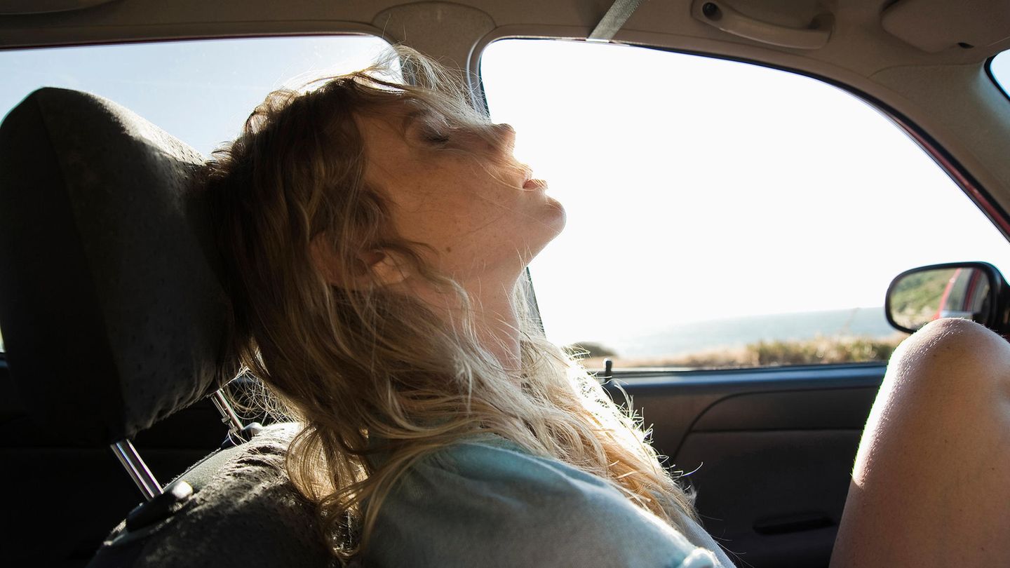 Eine junge Frau sitzt in einem Auto