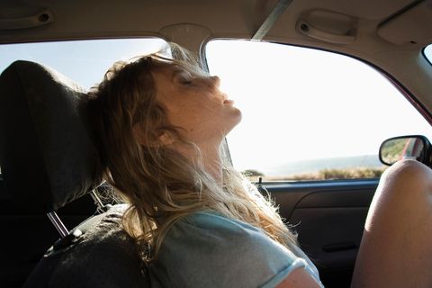 Eine junge Frau sitzt in einem Auto