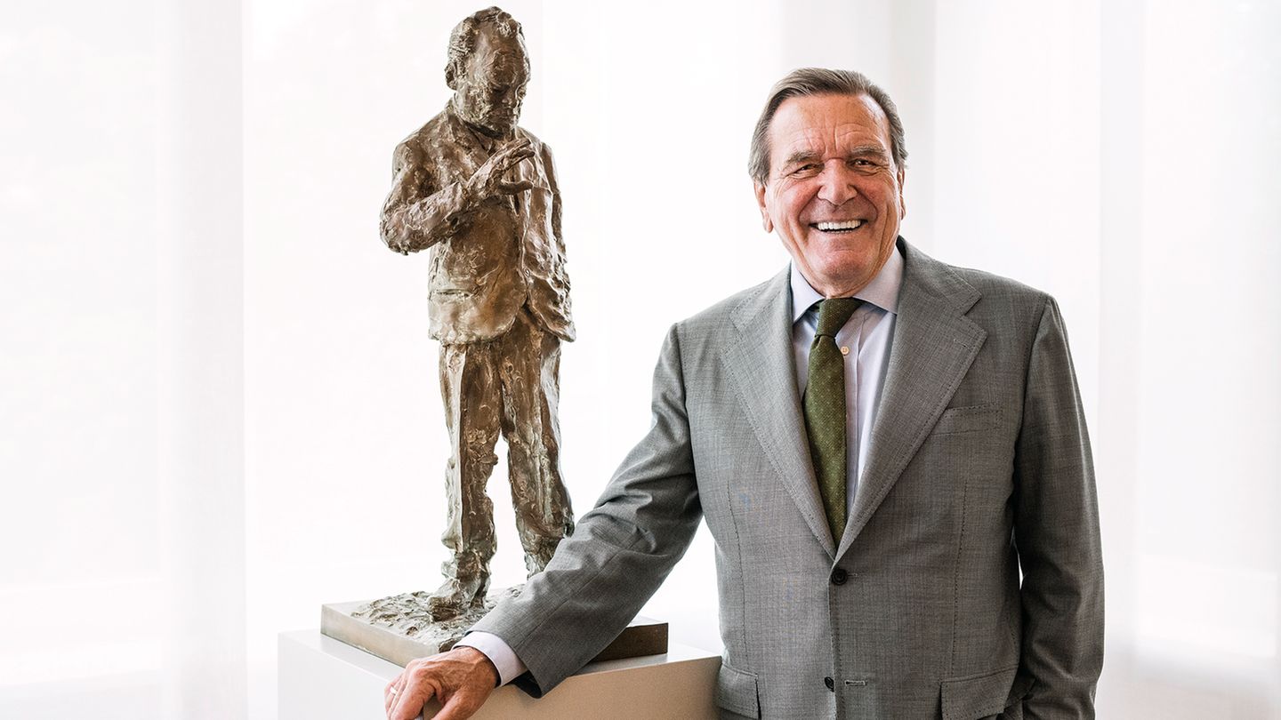Gerhard Schröder in seinem Hannoveraner Büro