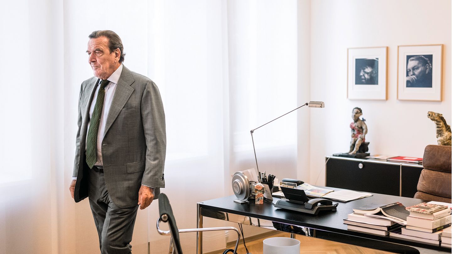 Gerhard Schröder in seinem Büro