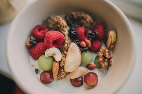 Frühstücks-Bowl mit Beeren und Nüssen