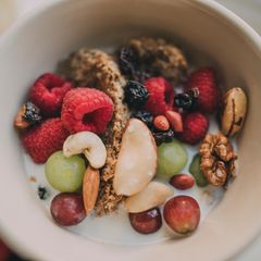 Frühstücks-Bowl mit Beeren und Nüssen
