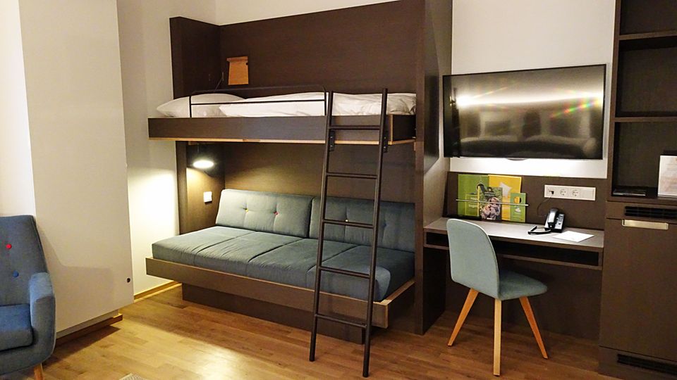 Jufa Hotel Hamburg Hafencity In einigen der 220 Zimmern gibt es zusätzlich noch zwei weitere Schlafgelegenheiten: Jufa Hotel Hamburg Hafencity
