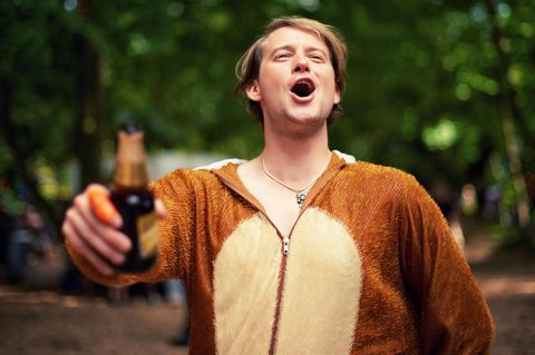 Betrunkener spaziert mit Bier in der Hand herum. Bei einem Alkoholtest würde das Gerät sicher ausschlagen