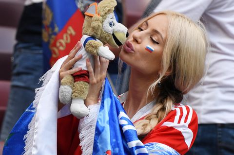 WM 2018: Eine Anhängerin der russischen Sbornaja feiert ihre Mannschaft an 