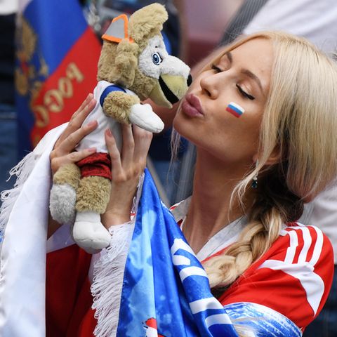 WM 2018: Eine Anhängerin der russischen Sbornaja feiert ihre Mannschaft an 