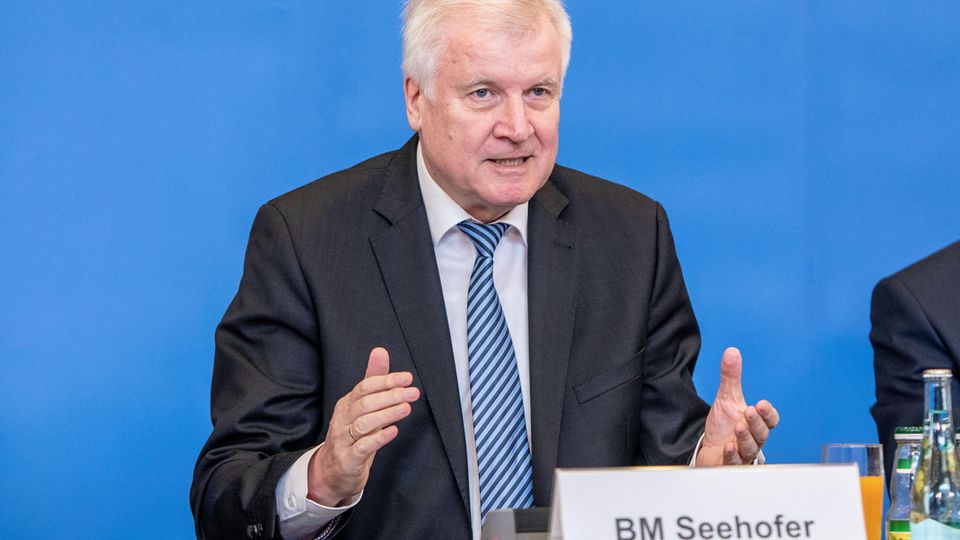 Abschiebungen: Die Geschichten hinter den 69 Afghanen, über die Horst Seehofer zynisch scherzte Abschiebungen: Die Geschichten hinter den 69 Afghanen, über die Horst Seehofer zynisch scherzte