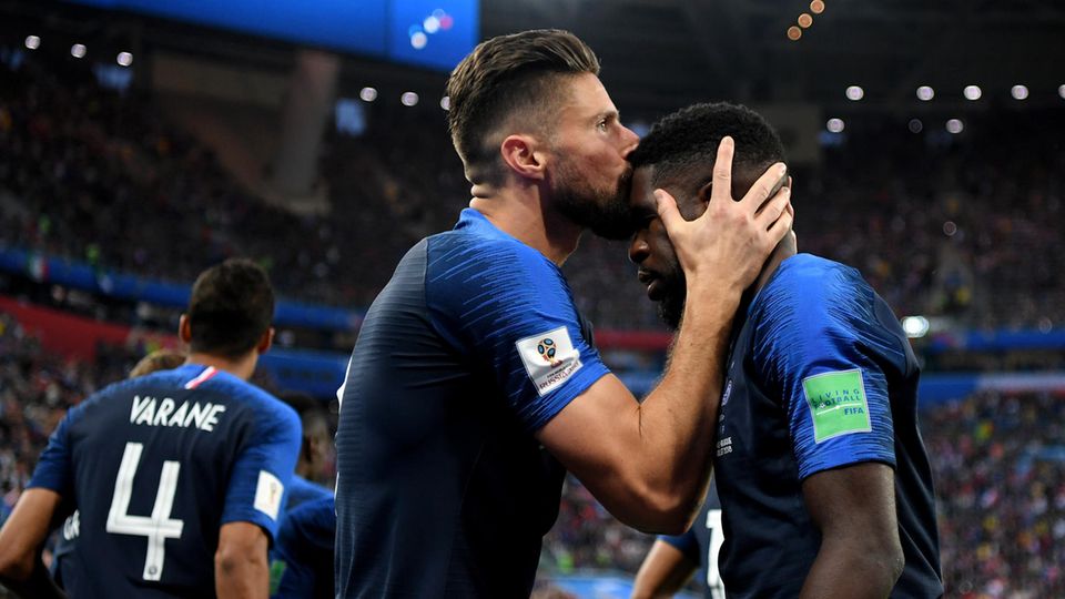 Großer Dank an den Torschützen: Giroud küsst den Kopf von Umtiti