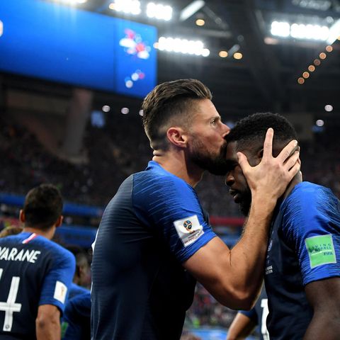 Großer Dank an den Torschützen: Giroud küsst den Kopf von Umtiti