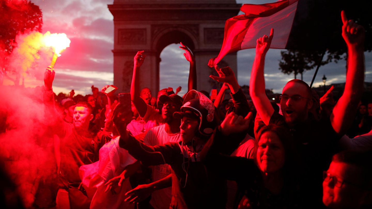 Fans der französischen Nationalmannschaft jubeln nach dem Spiel auf der Champs-Elysees
