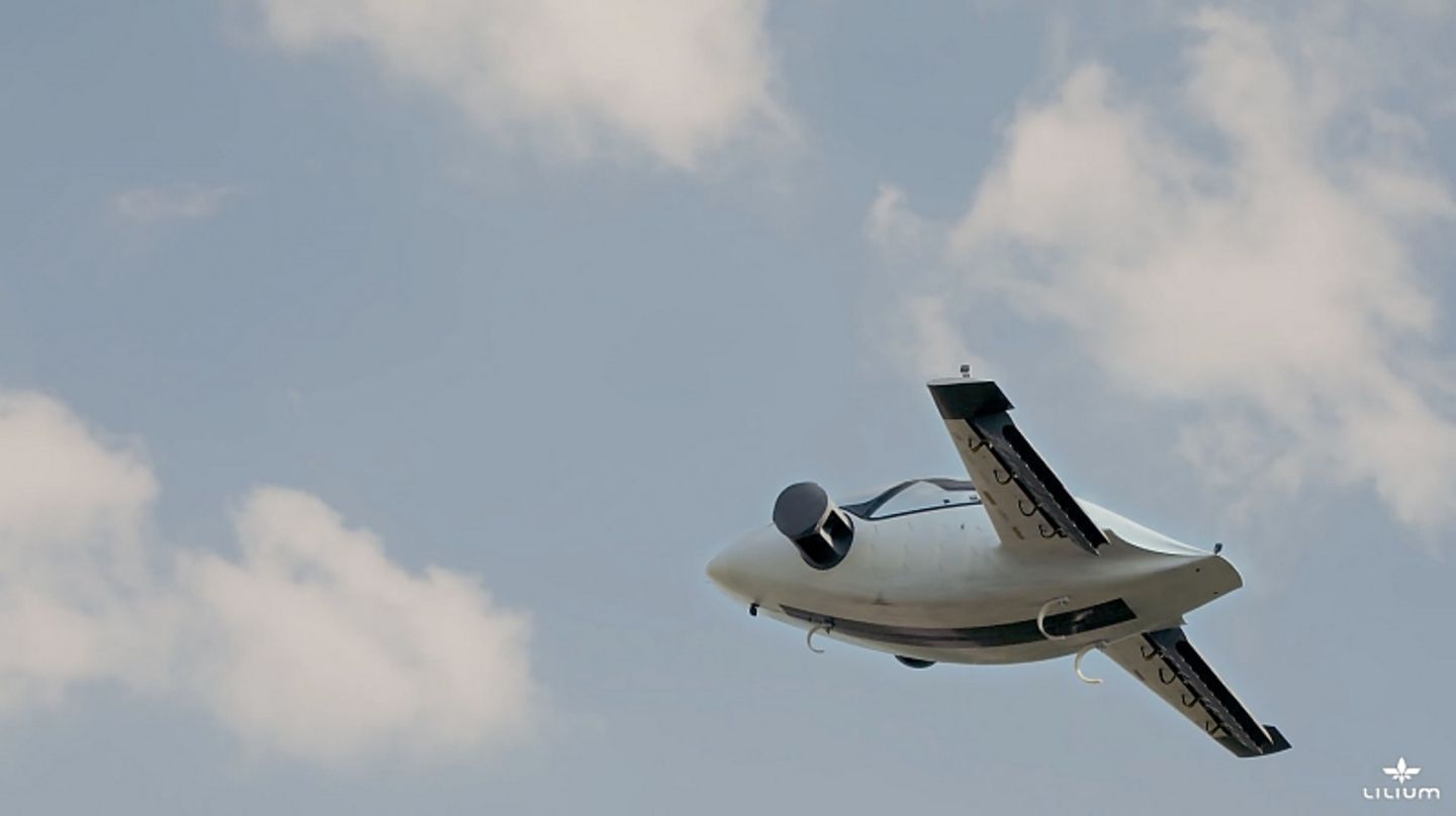 Der Lilium Jet soll fünf Passagiere mit einer Geschwindigkeit von bis zu 300 km/h bis zu 300 Kilometer weit transportieren