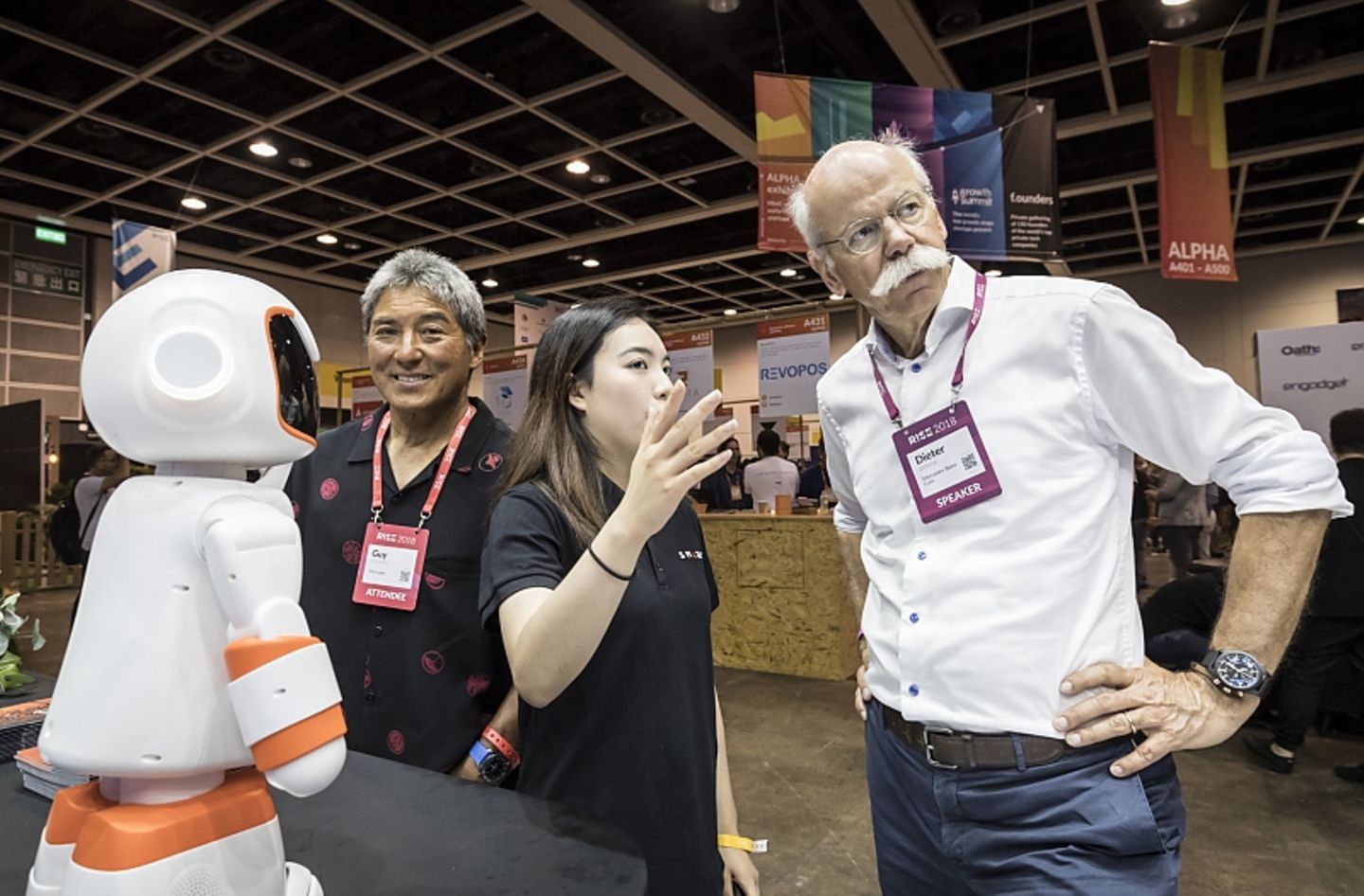 RISE Convention Hong Kong 2018 - Dieter Zetsche beim Rundgang über die Messe