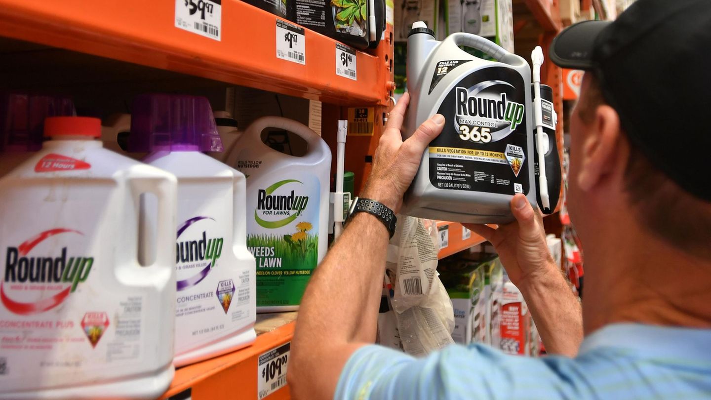 Monsantos Unkrautvernichter Roundup mit dem umstrittenen Wirkstoff Glyphosat