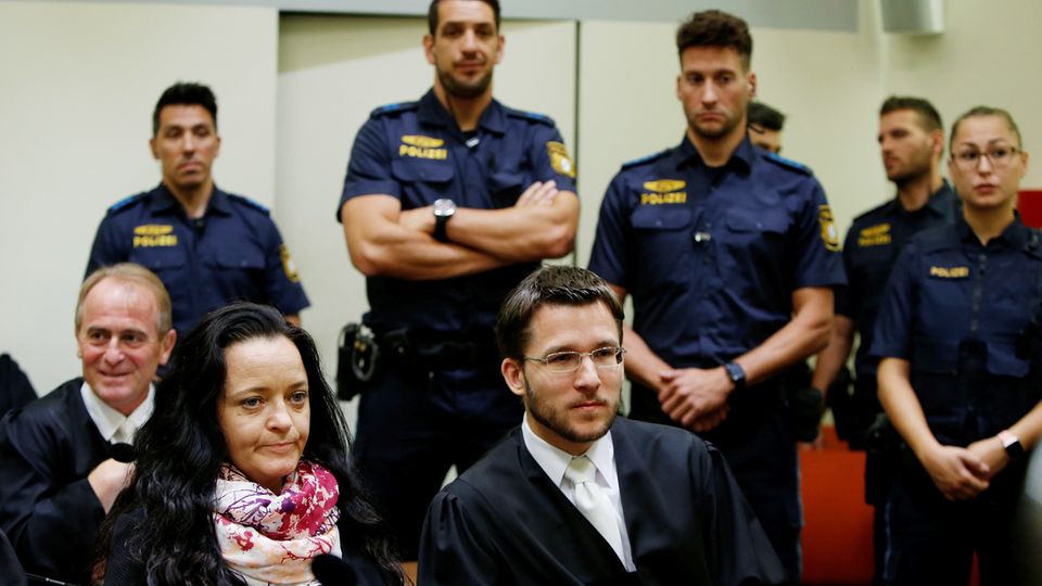 Beate Zschäpe mit ihrem Verteidiger Mathias Grasel vor dem Urteilsspruch