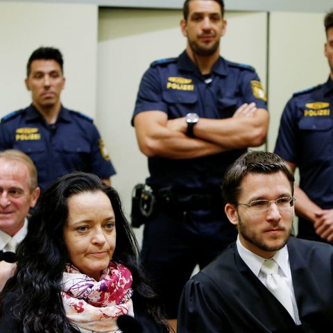 Beate Zschäpe mit ihrem Verteidiger Mathias Grasel vor dem Urteilsspruch