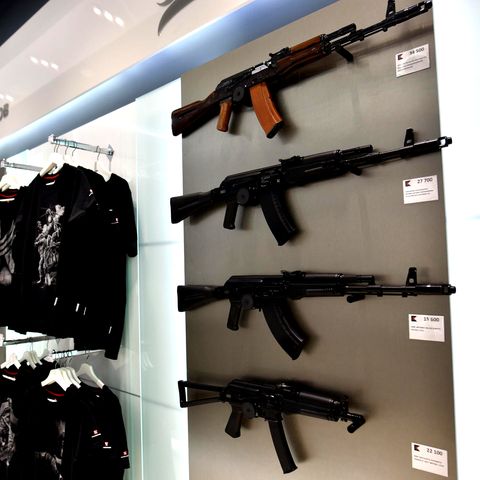 Russland: Ein Shop des Konzerns Kalaschnikow am Moskauer Flughafen Scheremetjewo