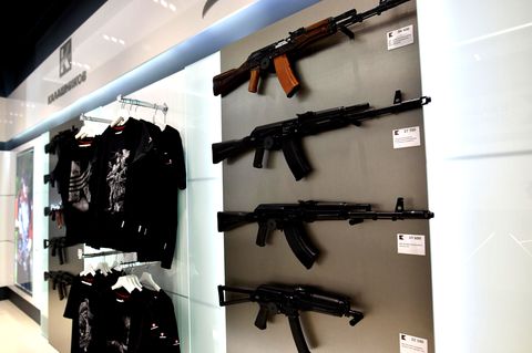 Russland: Ein Shop des Konzerns Kalaschnikow am Moskauer Flughafen Scheremetjewo