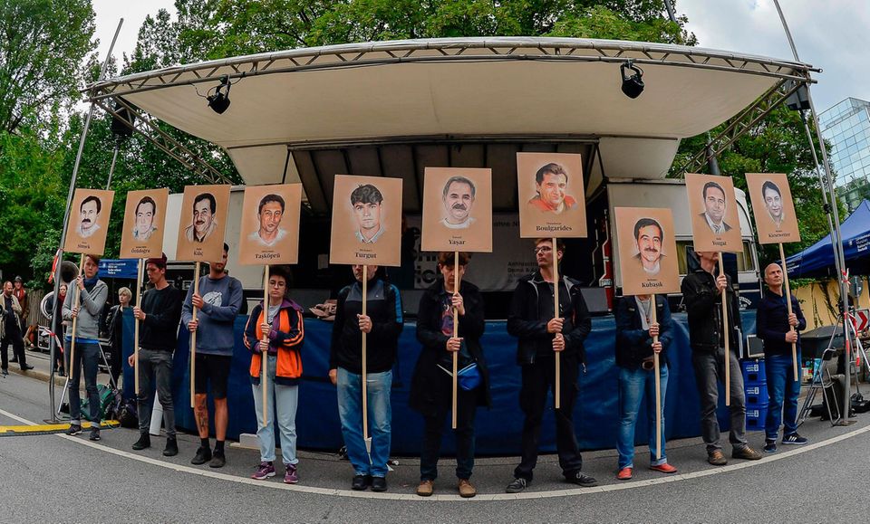 Die Demonstranten trugen auch Schilder mit Bildern der Opfer des NSU Die Demonstranten trugen auch Schilder mit Bildern der Opfer des NSU