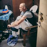 Seine Wettquote ist schlechter, als die Tafel erlaubt: 1032:10. Fahrer Joachim Hay macht sich bereit für das nächste Rennen. Auch er setzt nicht auf sich