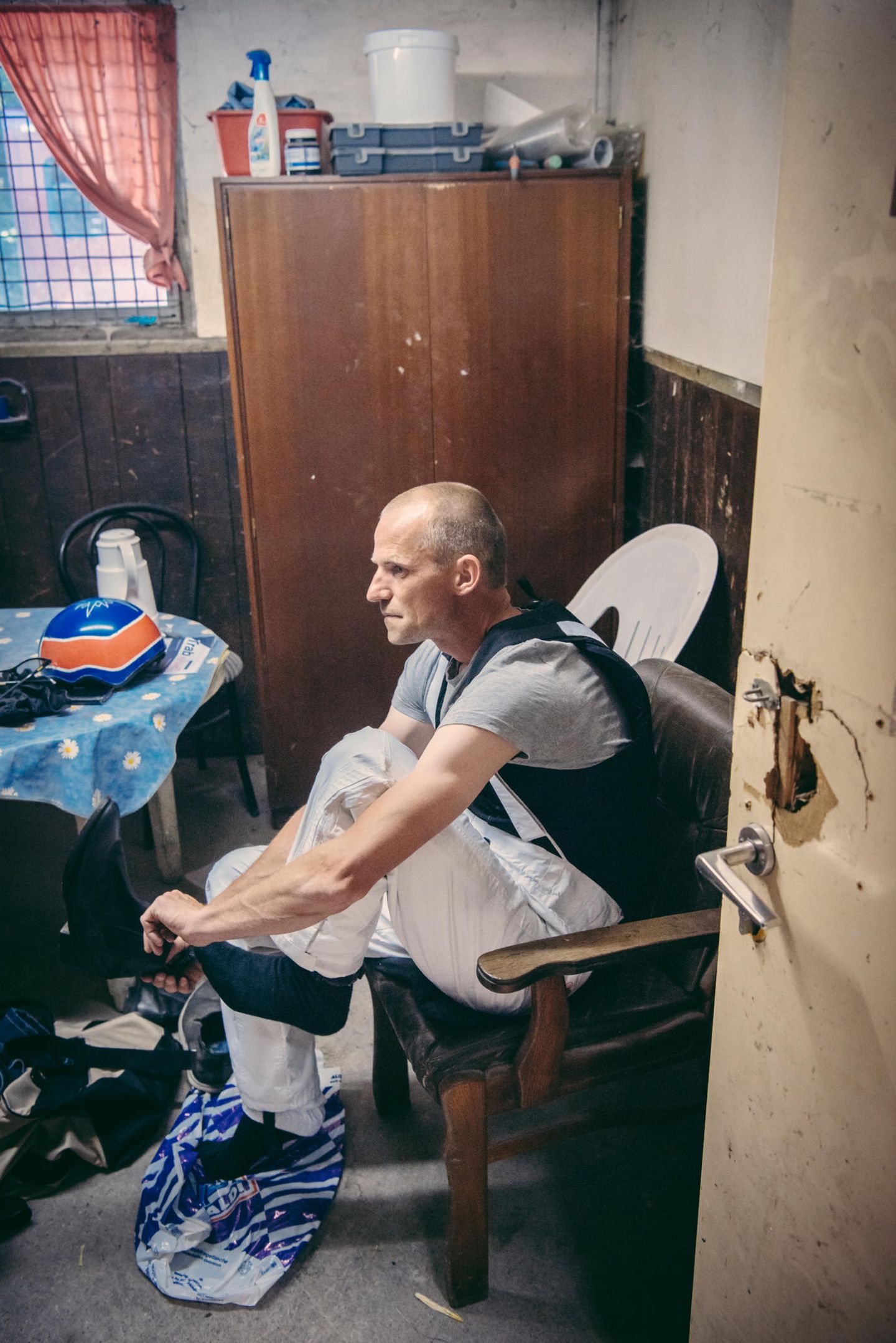 Seine Wettquote ist schlechter, als die Tafel erlaubt: 1032:10. Fahrer Joachim Hay macht sich bereit für das nächste Rennen. Auch er setzt nicht auf sich