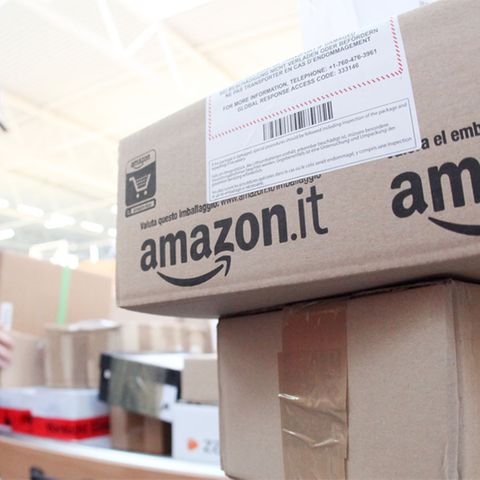 Amazon-Pakete im DHL-Zentrum in Norderstedt (Schleswig-Holstein)