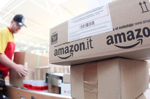 Amazon-Pakete im DHL-Zentrum in Norderstedt (Schleswig-Holstein)