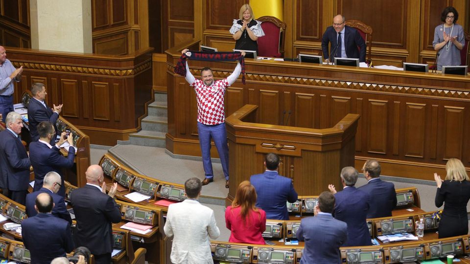 Andrej Pawelko mit Trikot und Fanschal von Kroatien Andrej Pawelko mit Trikot und Fanschal von Kroatien
