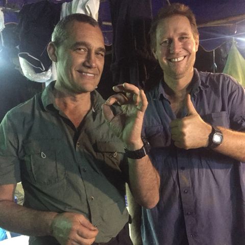 Richard Harris (rechts) mit einem seiner Kollegen vor dem Taucheinsatz.