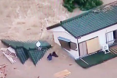 Heftige Regenfälle: Haus wird von Fluten weggeschwemmt – Bewohner kämpfen um ihr Leben