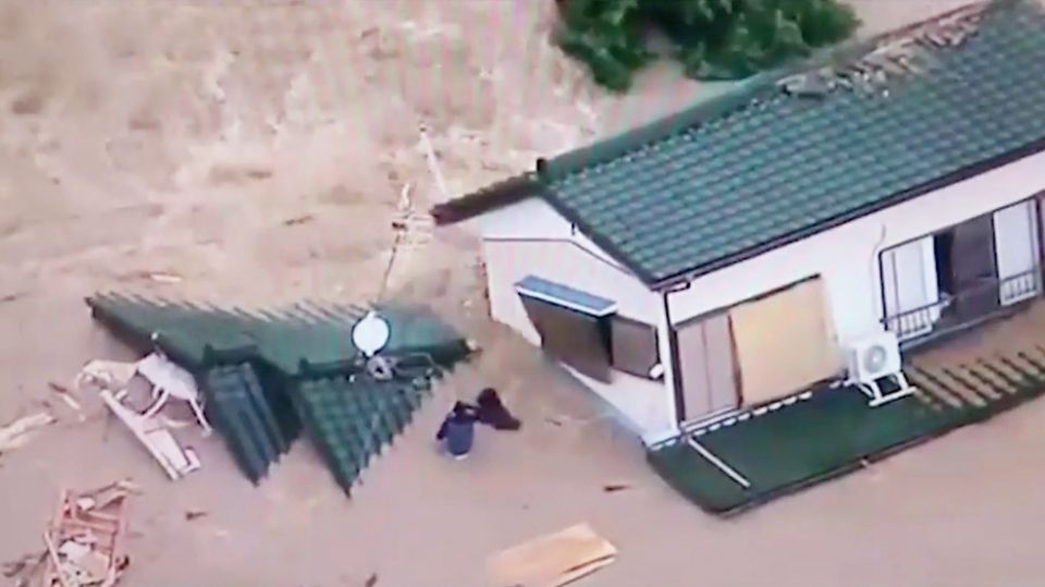 Heftige Regenfälle: Haus wird von Fluten weggeschwemmt – Bewohner kämpfen um ihr Leben Heftige Regenfälle: Haus wird von Fluten weggeschwemmt – Bewohner kämpfen um ihr Leben