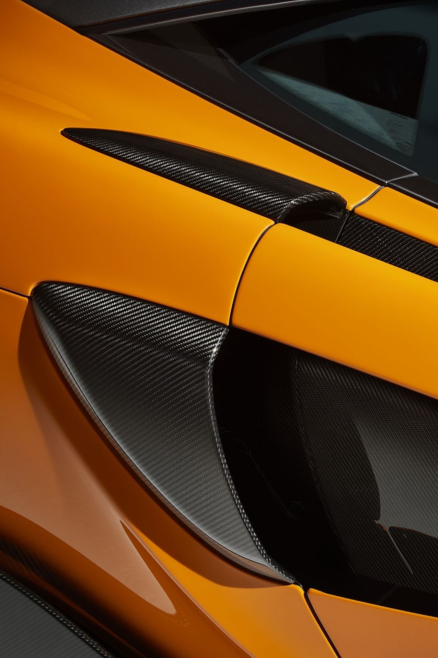 Die Luftkanäle helfen bei der Kühlung des Motors, der Bremsen und der Aerodynamik