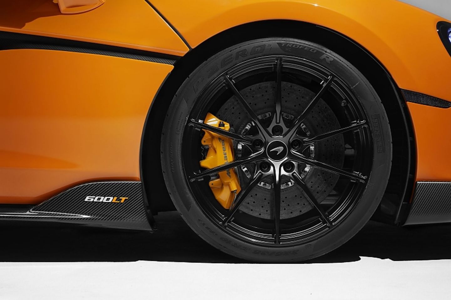 Die Bremsen haben das Konzept des Brake Boosters vom McLaren Senna