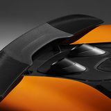 Wegen des nach oben ragenden Auspuffs besteht der feststehende Heckspoiler in der Mitte aus einem Keramikmaterial