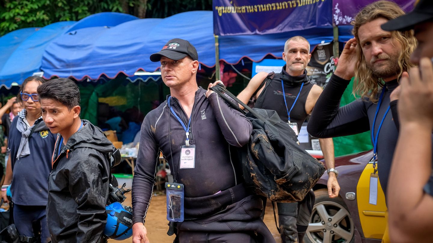Die Taucher Claus Rasmussen (Mitte), Ivan Karadzic und Erik Brown (rechts) kurz vor einem ihrer Einsätze.