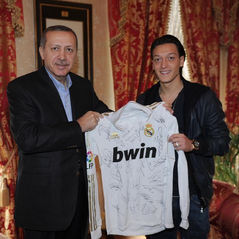 Links steht der türkische Präsident Recep Tayyip Erdogan, rechts Mesut Özil. Gemeinsam halten sie ein "Real Madrid"-Trikot