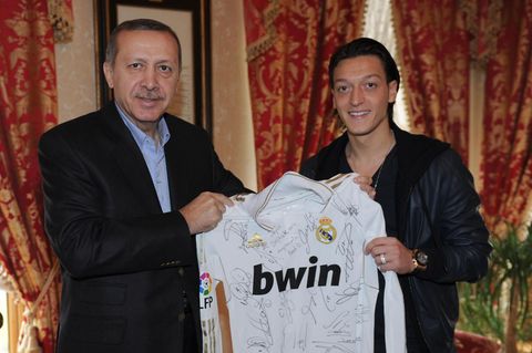 Links steht der türkische Präsident Recep Tayyip Erdogan, rechts Mesut Özil. Gemeinsam halten sie ein "Real Madrid"-Trikot