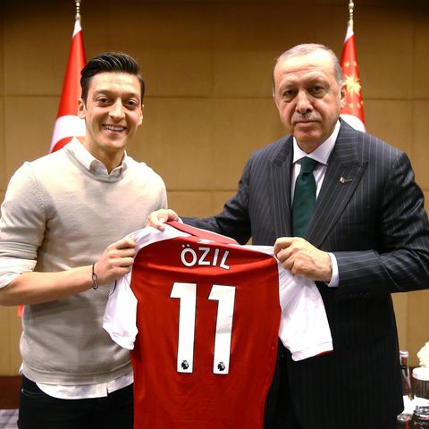 Links steht Mesut Özil, rechts Erdogan. Gemeinsam halten sie ein rotes Arsenal-Trikot mit "Özil" und der 11 auf dem Rücken