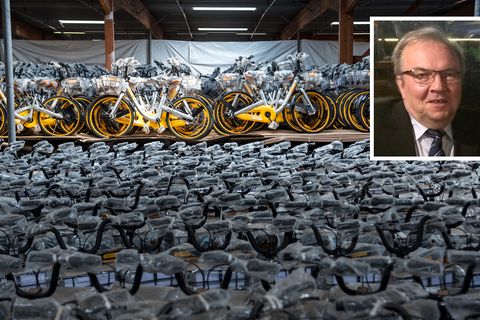 In der Lagerhalle von Harald Ploß, 71, stehen 10.000 unbenutzte Obike-Räder