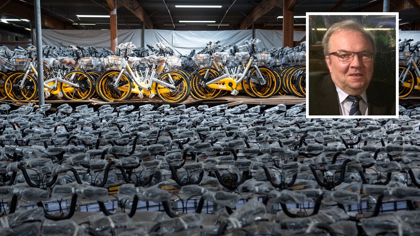 In der Lagerhalle von Harald Ploß, 71, stehen 10.000 unbenutzte Obike-Räder