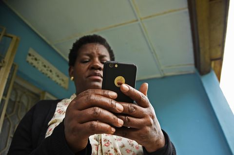 Eine Frau hält ein Smartphone in der Hand
