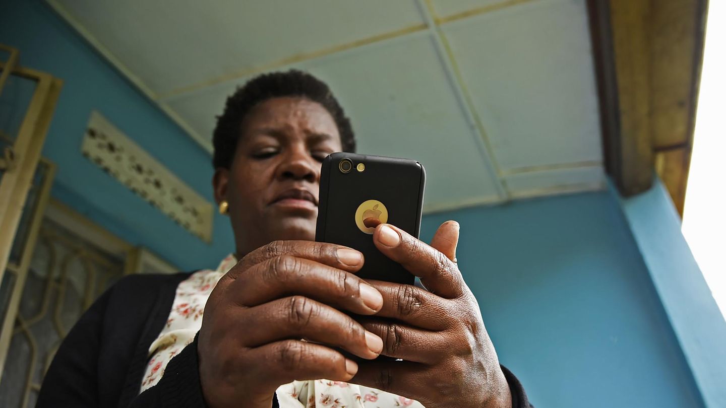 Eine Frau hält ein Smartphone in der Hand