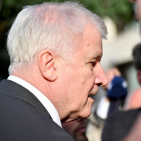 Bundesinnenminister Horst Seehofer (CSU) versteht die Rücktrittsforderungen wegen seiner zynischen Äußerung über Abschiebungen nicht
