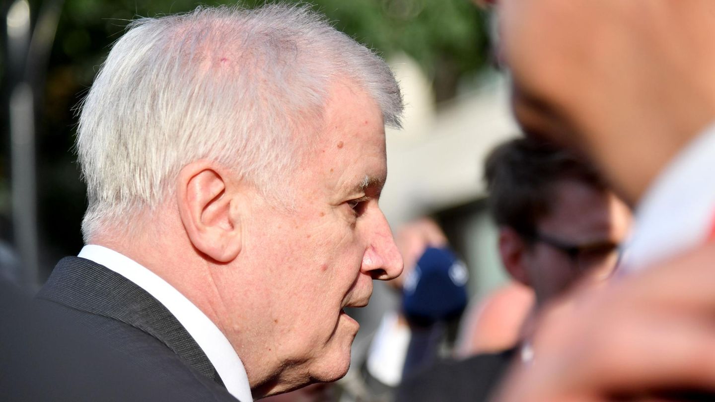 Bundesinnenminister Horst Seehofer (CSU) versteht die Rücktrittsforderungen wegen seiner zynischen Äußerung über Abschiebungen nicht