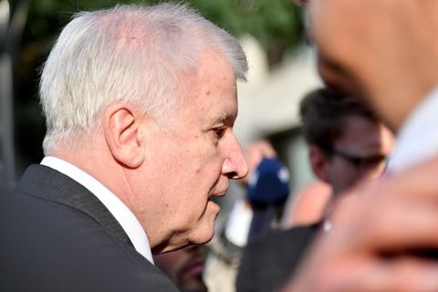 Bundesinnenminister Horst Seehofer (CSU) versteht die Rücktrittsforderungen wegen seiner zynischen Äußerung über Abschiebungen nicht